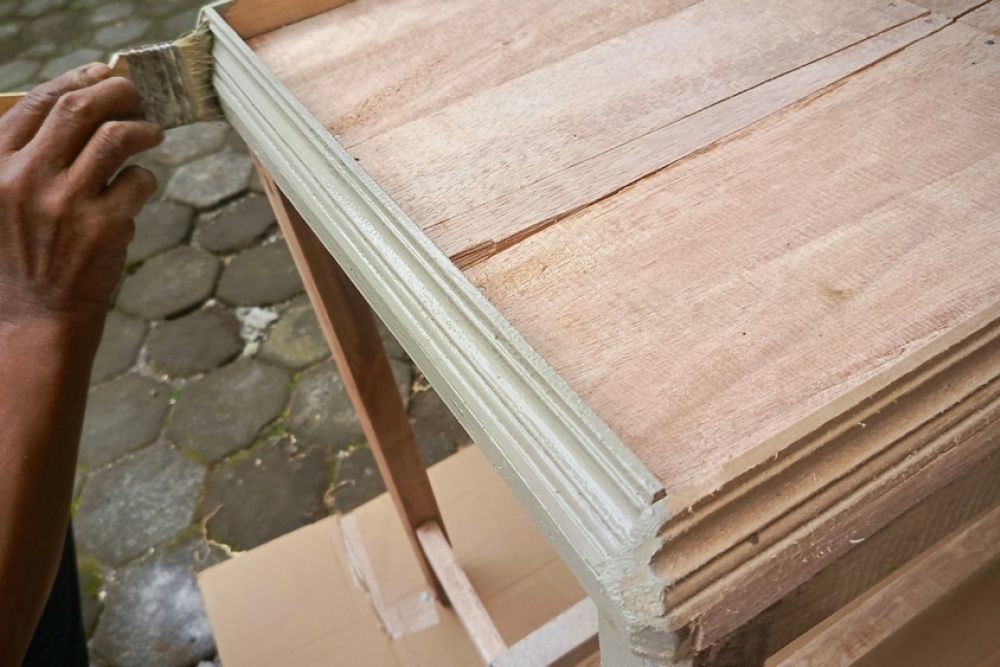 Todo lo que necesitas para pintar un mueble de madera